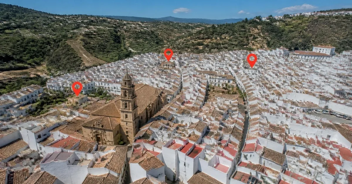 Vista aérea de un pueblo blanco andaluz con chinchetas de mapa sobre los tejados (imagen ilustrativa)